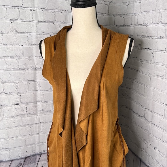 (Sold) Love Riche Faux Talia Vest with Feathers - Picture 4 of 8